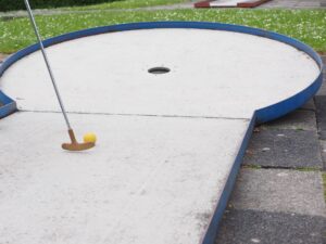 Mit Schwung ins Vergnügen – Gemeinsam Minigolf spielen!